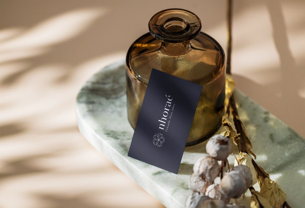 Logo Nhoraé spa hôtelier, sigle frangipanier bleu marine identité visuelle luxe
